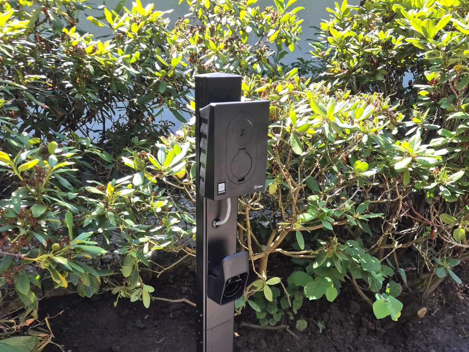 Zojuist geplaatste laadpaal op een paal in een voortuin in de Achterhoek